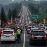 Kendaraan membludak di jalur Puncak hingga diberlakukan sistem one way saat libur Imlek