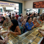 Harga emas turun di Pasar Sidomakmur Blora membuat warga ramai membeli emas perhiasan sebagai simpanan