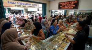 Harga emas turun di Pasar Sidomakmur Blora membuat warga ramai membeli emas perhiasan sebagai simpanan