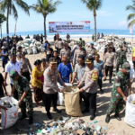 Aksi bersih-bersih pantai di Bali oleh aparat dan warga setelah sorotan Presiden Prabowo soal sampah