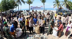 Aksi bersih-bersih pantai di Bali oleh aparat dan warga setelah sorotan Presiden Prabowo soal sampah