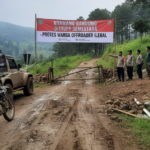 Offroader ilegal Bandung merusak jalur wisata Nyawang Bandung di kawasan Lembang