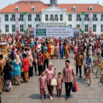 Wisatawan memadati Kota Tua Jakarta saat libur Lebaran di kawasan Taman Fatahillah