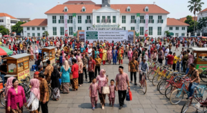 Wisatawan memadati Kota Tua Jakarta saat libur Lebaran di kawasan Taman Fatahillah