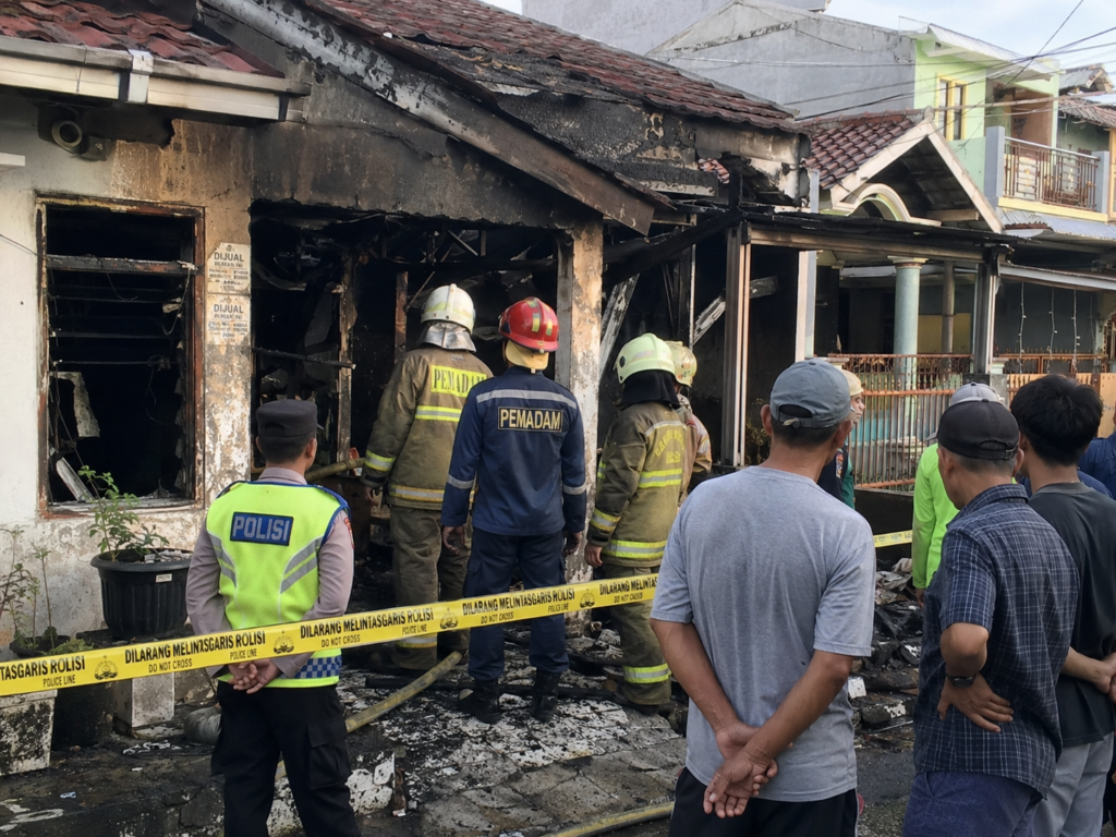 Ledakan gas di Bekasi menewaskan ayah dan anak