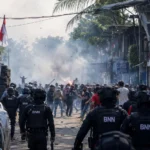 Penggerebekan Kampung Bahari diwarnai perlawanan mercon dan batu
