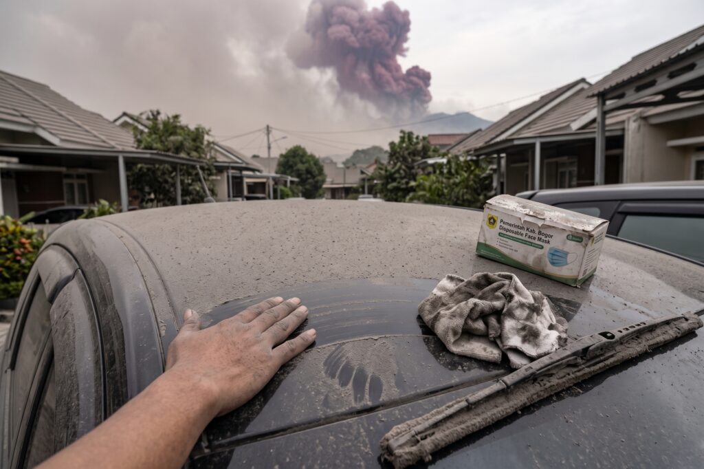 Hujan debu dari erupsi abu Anak Krakatau menyebar hingga wilayah Bogor