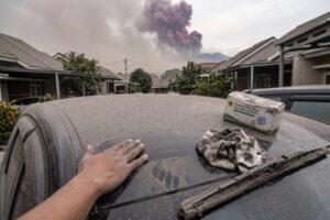 Hujan debu dari erupsi abu Anak Krakatau menyebar hingga wilayah Bogor