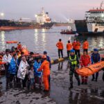 Tim SAR gabungan melakukan proses evakuasi KMP Virgo Transport 8 di perairan lepas