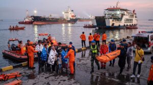 Tim SAR gabungan melakukan proses evakuasi KMP Virgo Transport 8 di perairan lepas