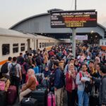 Penumpang memadati stasiun mengecek jadwal kereta tambahan Solo Jogja menuju Jakarta akibat abu vulkanik