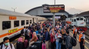 Penumpang memadati stasiun mengecek jadwal kereta tambahan Solo Jogja menuju Jakarta akibat abu vulkanik