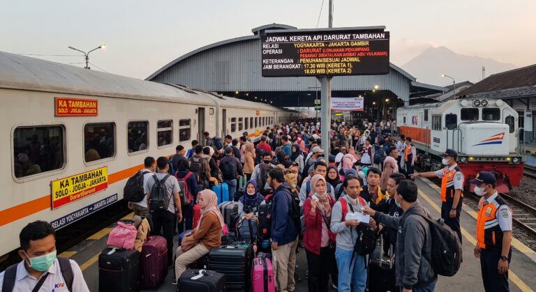 Penumpang memadati stasiun mengecek jadwal kereta tambahan Solo Jogja menuju Jakarta akibat abu vulkanik