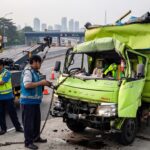Kondisi kaca depan truk yang ringsek parah akibat kecelakaan Tol Jagorawi arah Jakarta