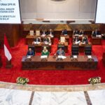 Suasana ketukan palu dalam rapat paripurna pengesahan usul inisiatif RUU Pemerintahan Aceh