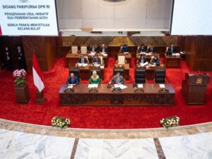 Suasana ketukan palu dalam rapat paripurna pengesahan usul inisiatif RUU Pemerintahan Aceh