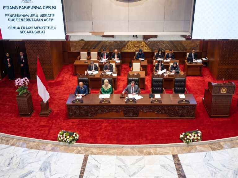 Suasana ketukan palu dalam rapat paripurna pengesahan usul inisiatif RUU Pemerintahan Aceh